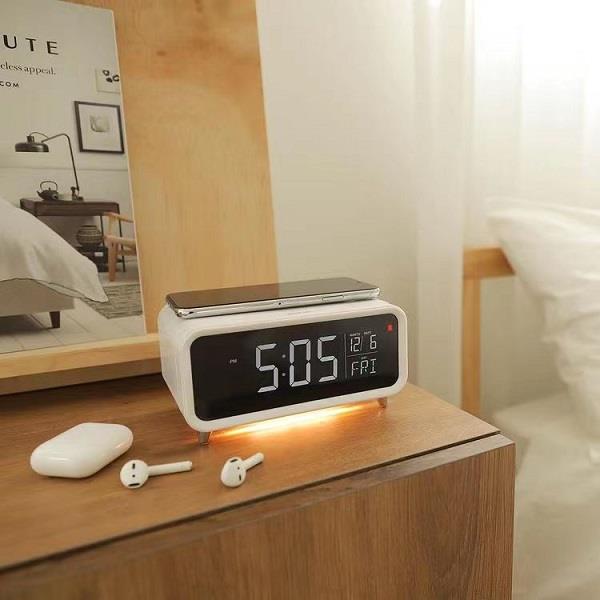 ADESSO 充電機能付きクロック ユアサプライムス.com｜アデッソ ワイヤレスチャージング