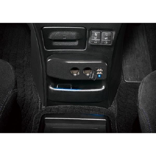 CARMATE NZ560 増設電源ユニット ノア・ヴォクシー用 ブラック CARMATE NZ560 増設電源ユニット ノア・ヴォクシー用 ブラック